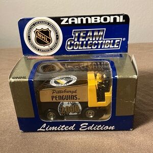 2000 NHL Pittsburgh Penguins 1/50 scale Zamboni die cast.